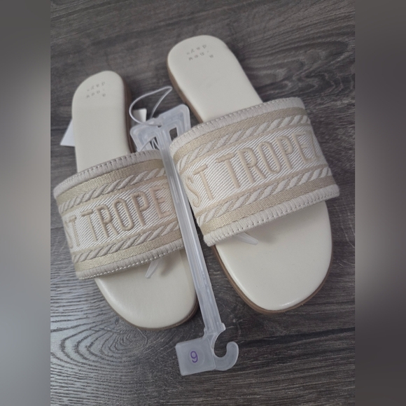 Womens St. Tropez Cream Slide Sandals Size 6 NWT - Picture 2 of 4